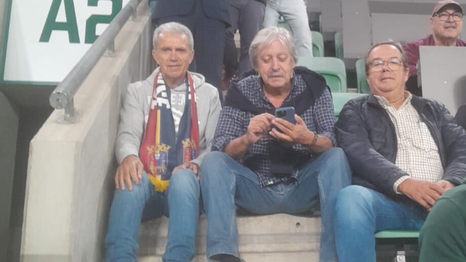 Toínha (à esq.) asssitiu, com outros adeptos, ao início do treino do Torreense