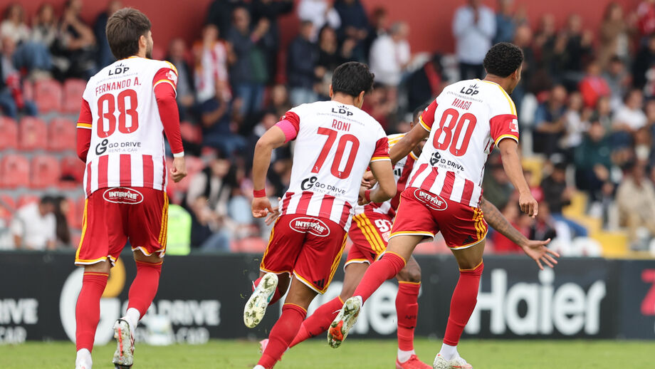 Jogadores do AVS festejam triunfo frente ao Tondela
