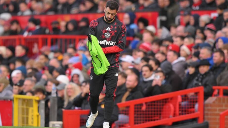 Bruno Fernandes a aquecer pelo Manchester United