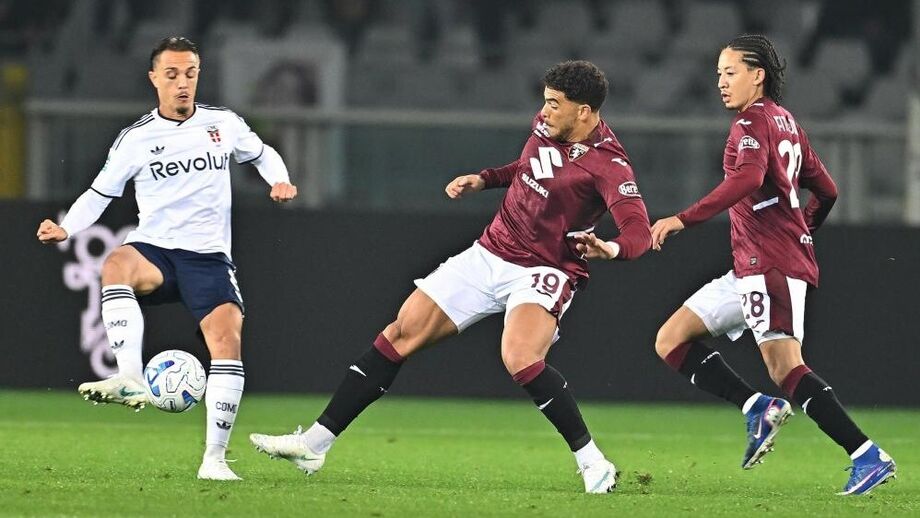 Caqueret, Che Adams e Kian Fitz-Jim no Torino-Como 1907