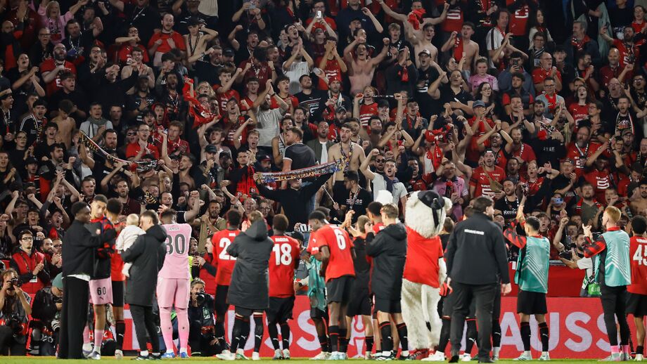 Jogadores do Rennes celebram junto dos adeptos após triunfo na Liga Europa