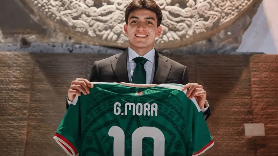 Mora com a camisola da seleção