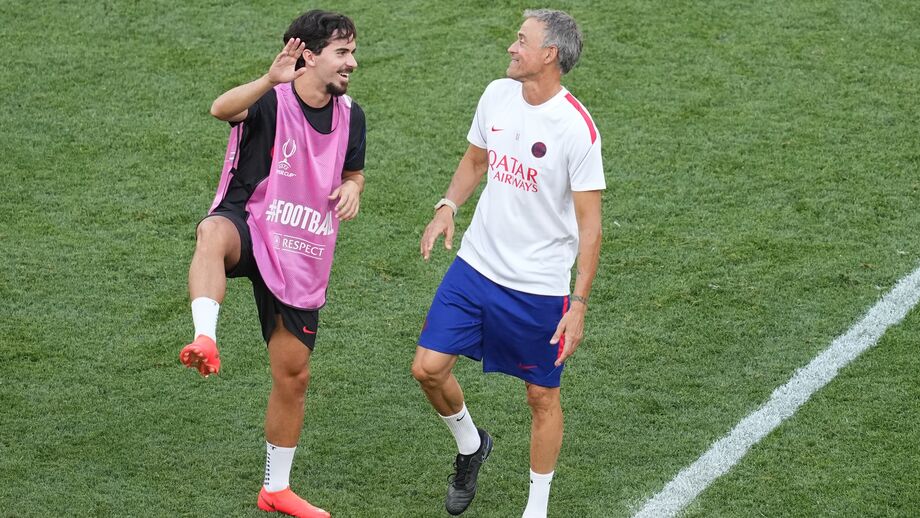 Vitinha e Luis Enrique à conversa no treino do Paris Saint-Germain