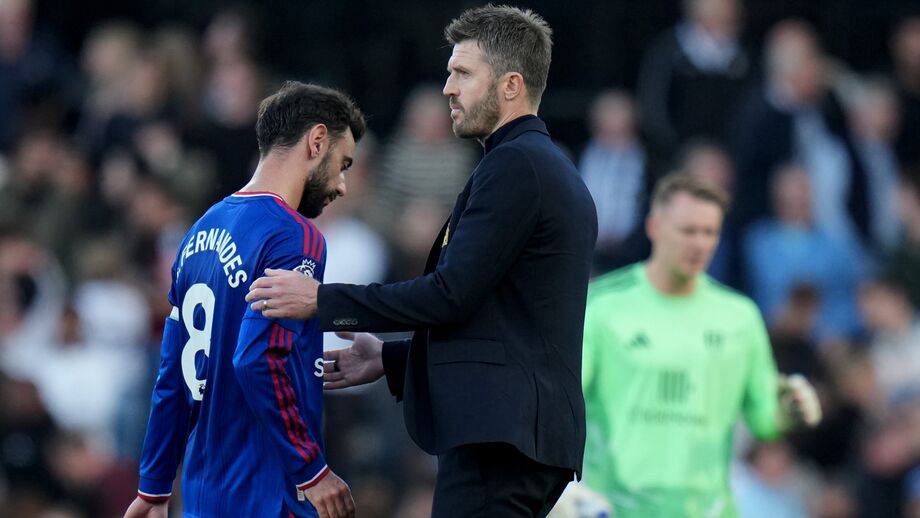 Michael Carrick, treinador do Manchester United, e Bruno Fernandes