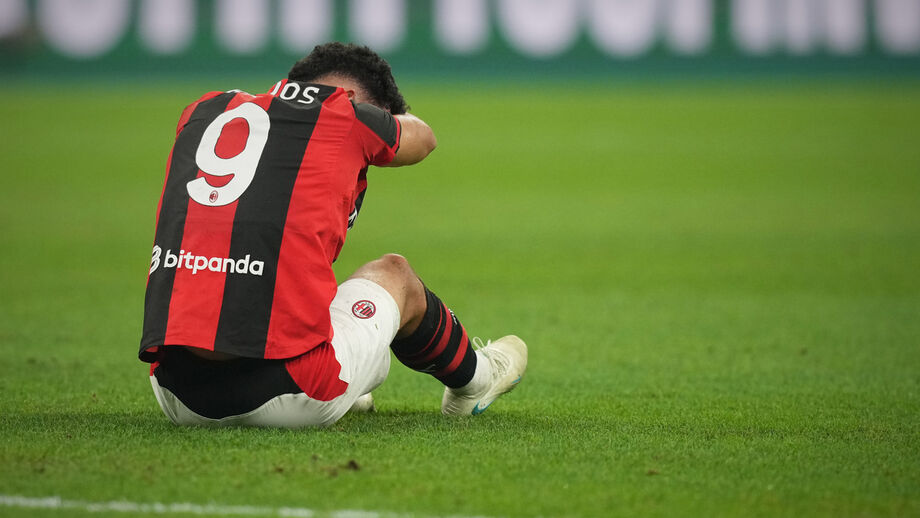 Gonçalo Ramos reage durante a derrota do Milan com o Bolonha
