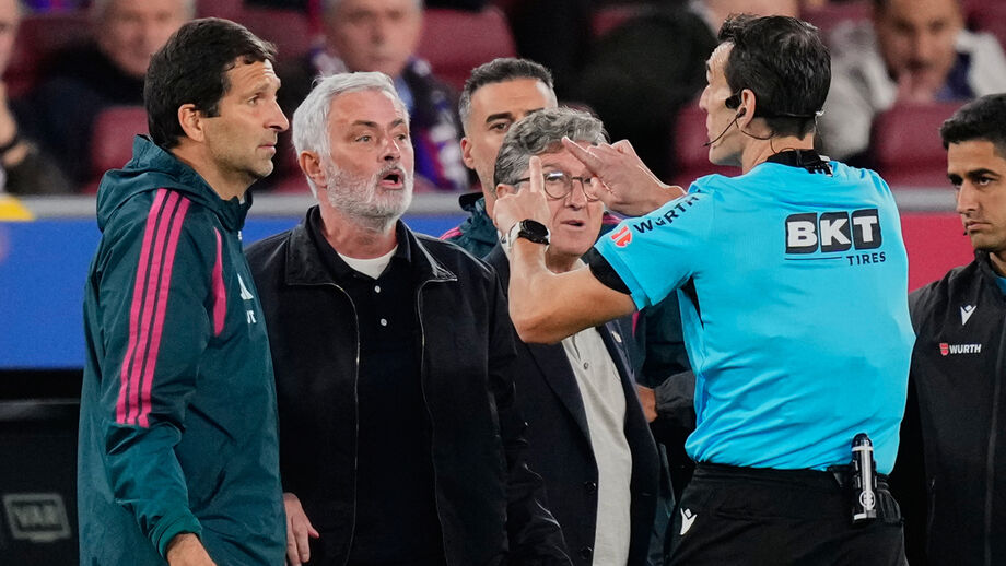 José Mourinho à conversa com o árbitro Juan Martínez Munuera durante o 'El Clásico'