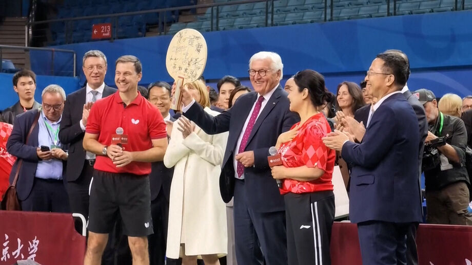 Presidente alemão e antigo campeão Timo Boll jogam ténis de mesa em Pequim
