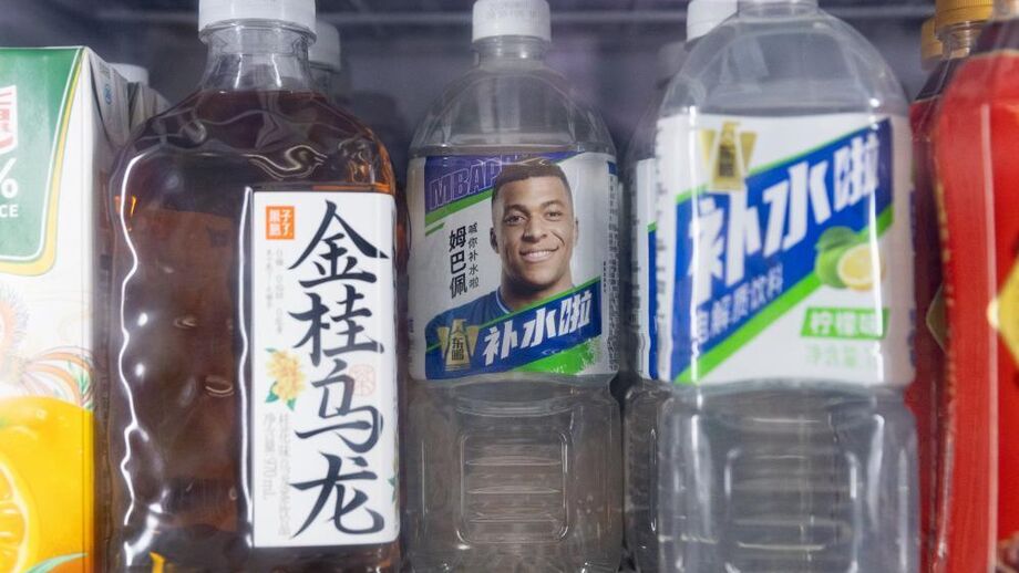 Kylian Mbappé em publicidade de produto na China