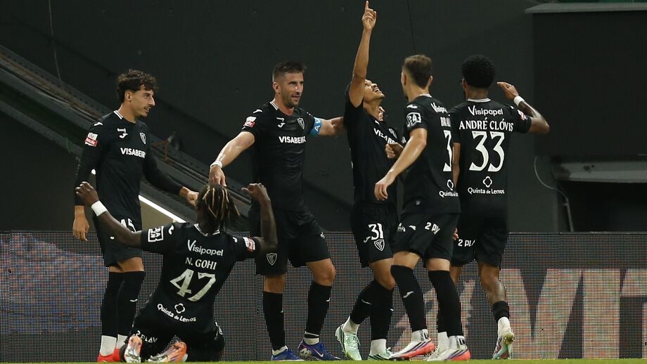 Jogadores do Académico Viseu celebram golo