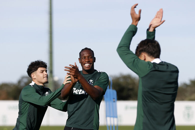 Plantel do Sporting no último treino antes da viagem para Lens