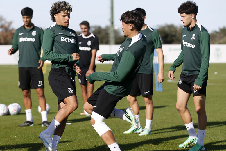 Plantel do Sporting no último treino antes da viagem para Lens