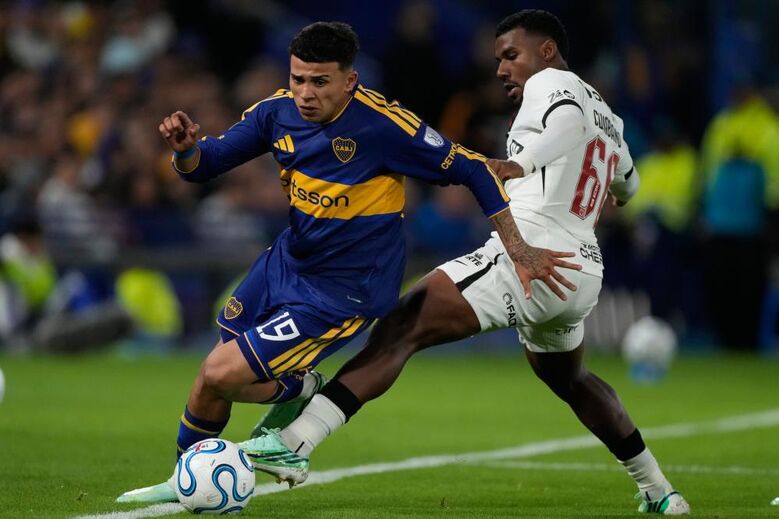 Leonel Flores e Cuiabano em lance disputado