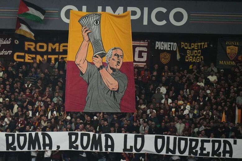 A tarja dos adeptos da Roma para Mourinho durante o jogo com o Real Madrid