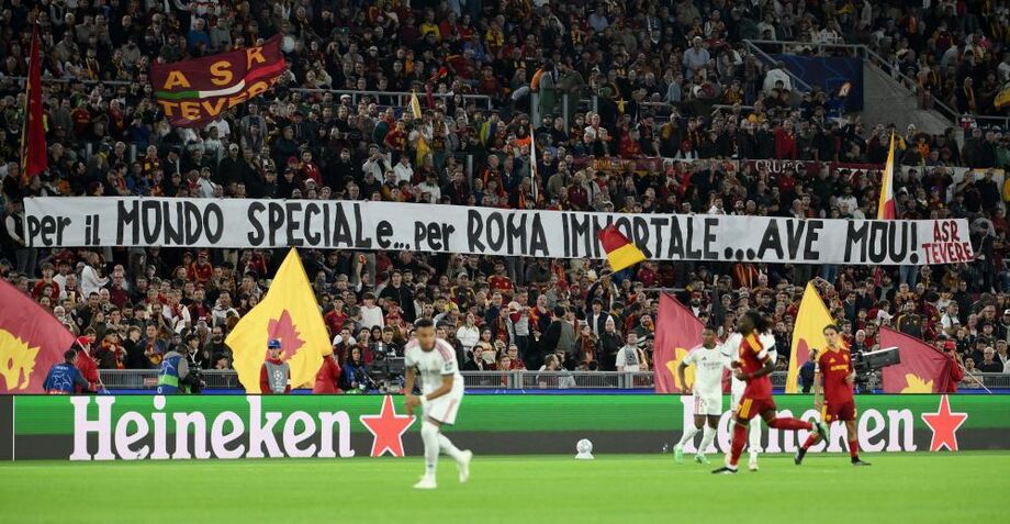 A tarja dos adeptos da Roma para Mourinho durante o jogo com o Real Madrid