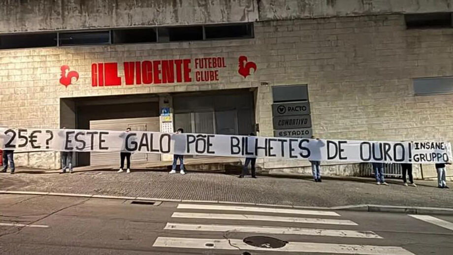 Claques do V. Guimarães exibem tarjas em Barcelos