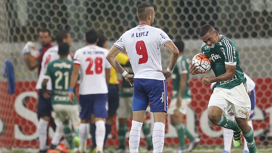 Gabriel Jesus a celebrar um golo contra o Nacional a contar para a Libertadores em 2016