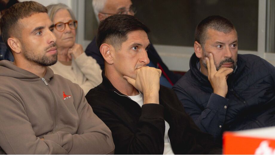 Carlos Fangueiro, técnico do Leixões, e os capitães Paulinho e Stefanovic na sessão de esclarecimentos da SAD